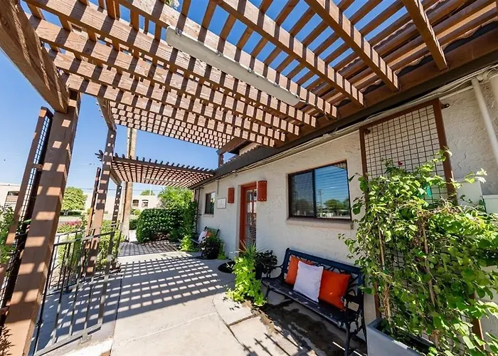 126 Fully Furnished 1br Suite-prime Location